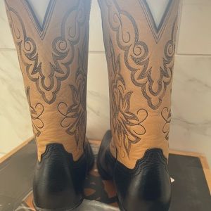 Ariat tan and black western cowboy boot sz8
